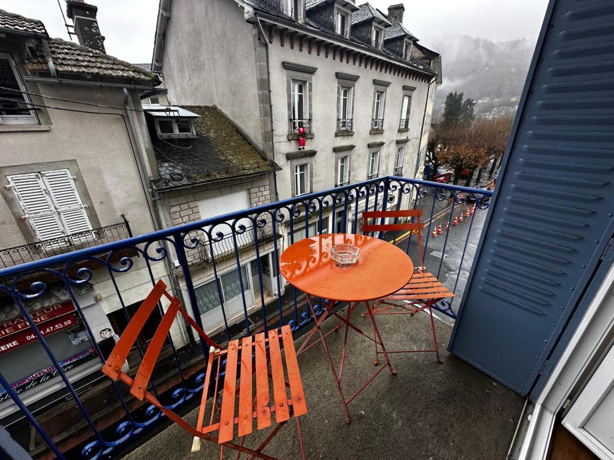 Belle Maison De Ville Au Coeur Du Village De Montagne Vic-sur-Cère Exteriör bild